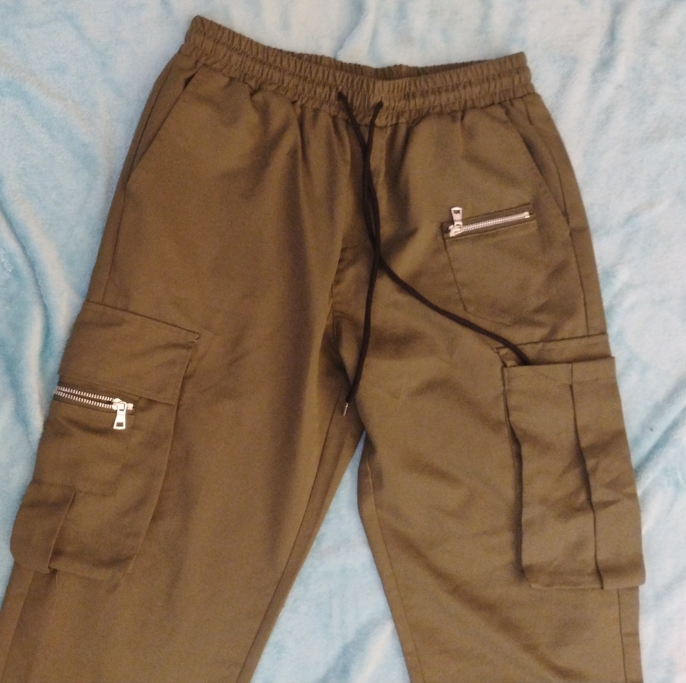 Green Cargo Pants with Elastic Waistband and Loose Fit